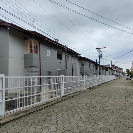 Apartamento Ubatuba - Praia Grande - 200M Da Praia Kültér fotó